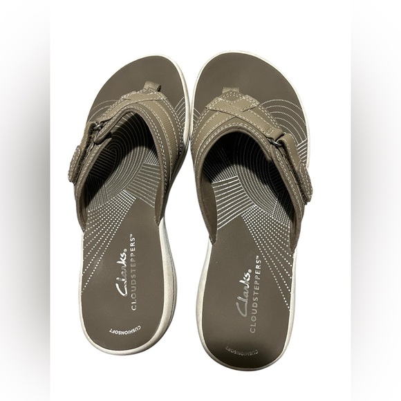 Clarks Shoes - Women's Size 6 Medium Clarks Cloudsteppers Tan Slip-On Women's Sandal